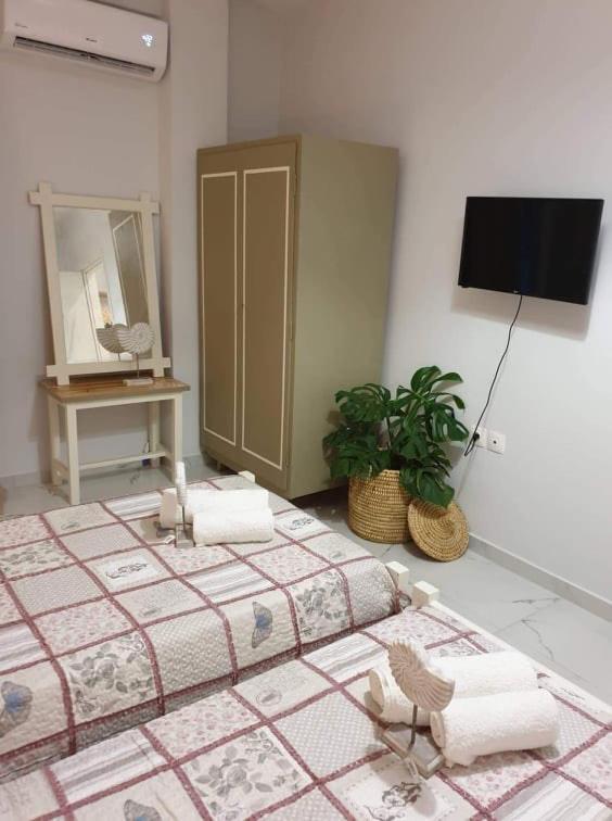 Eytyhias Yard Apartments In Poros Poros Town Bagian luar foto